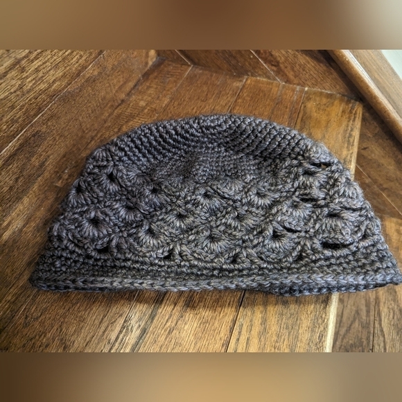 Purple artisan hand knit hat woman's floral design - Picture 5 of 7